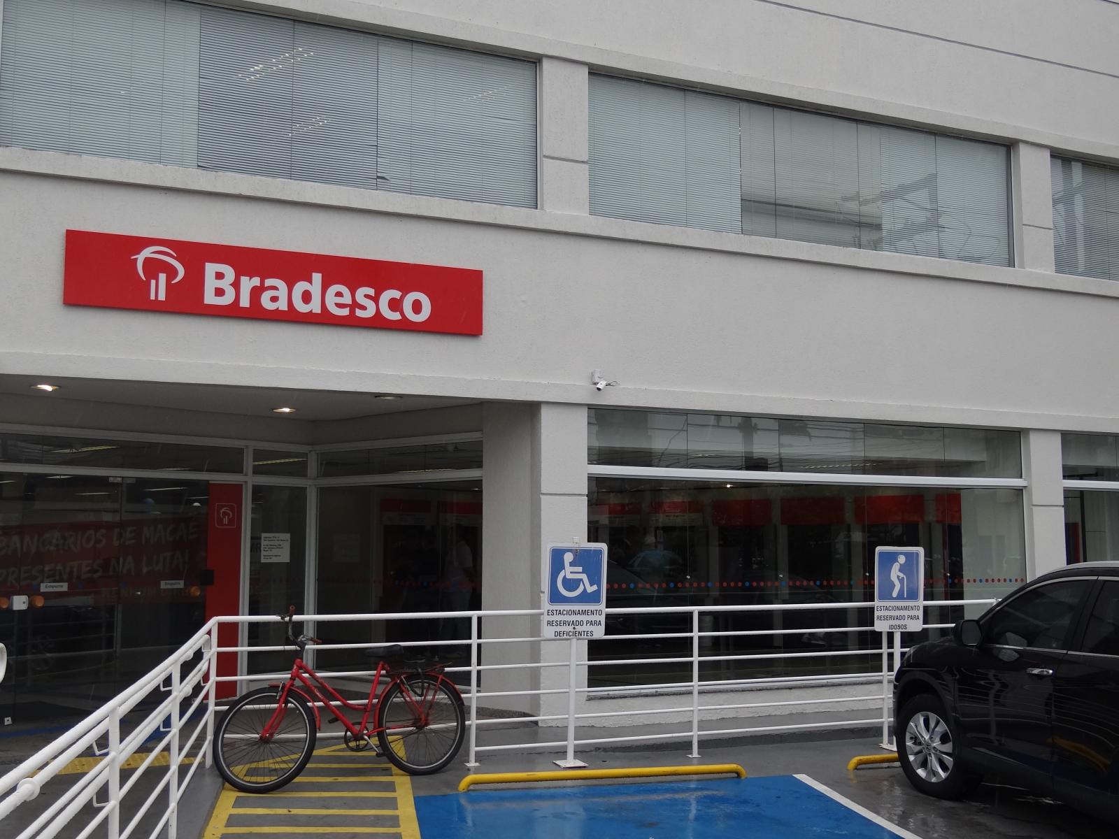 Sindicato faz protesto em agência do Bradesco, por motivo de demissão