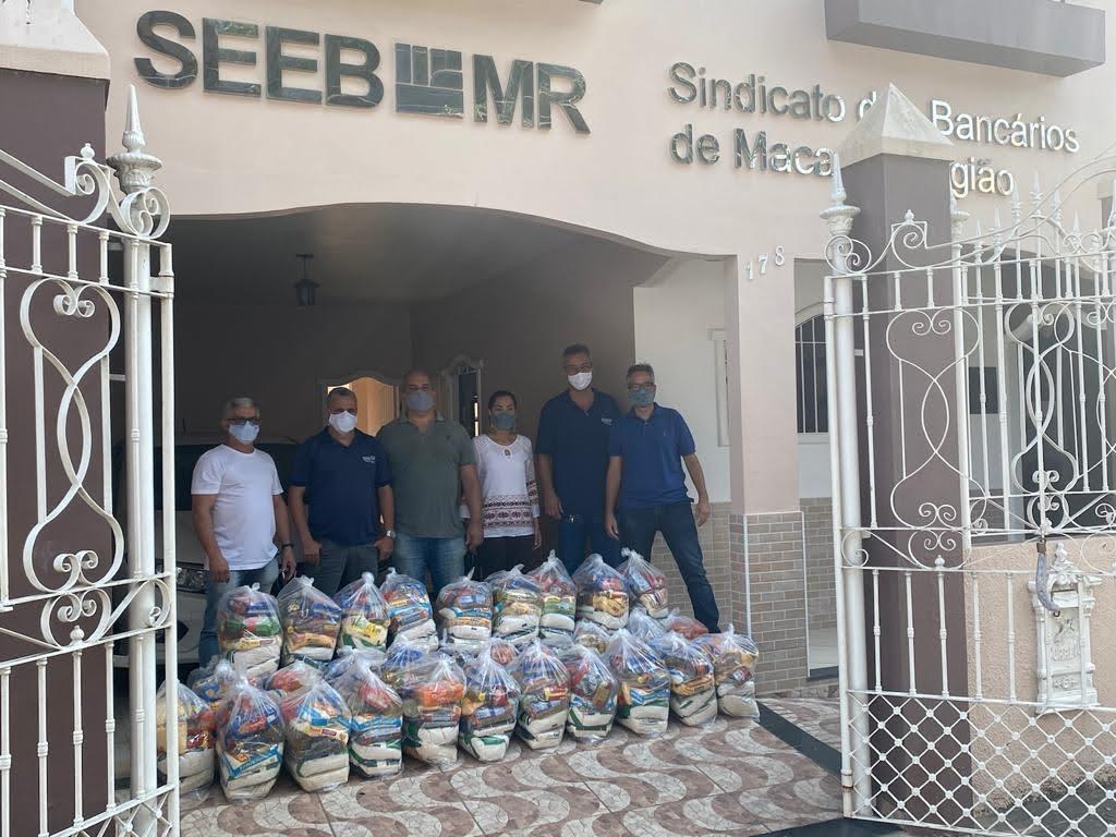 Bancários de Macaé-RJ entregam cestas básicas