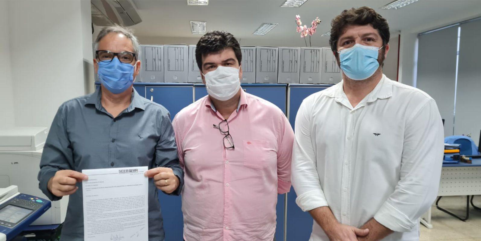 Prefeito de Macaé recebe pessoalmente novo ofício solicitando a prioridade na vacinação para os bancários.