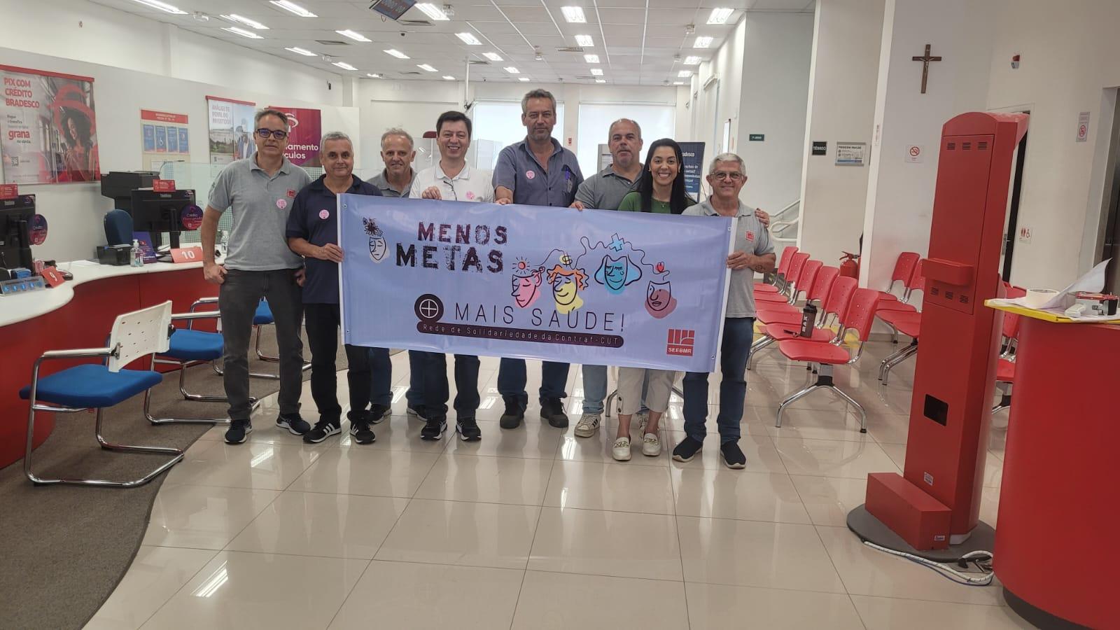 Sindicato de Macaé realizou nesta data, (25/10) uma ação da Campanha Menos Metas, Mais Saúde