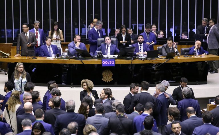 Pressão popular garante aprovação de isenção do IR para até R$ 5 mil e taxação dos mais ricos